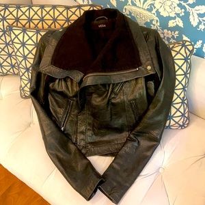 VEDA Max Classic Leather Jacket in Black in Medium